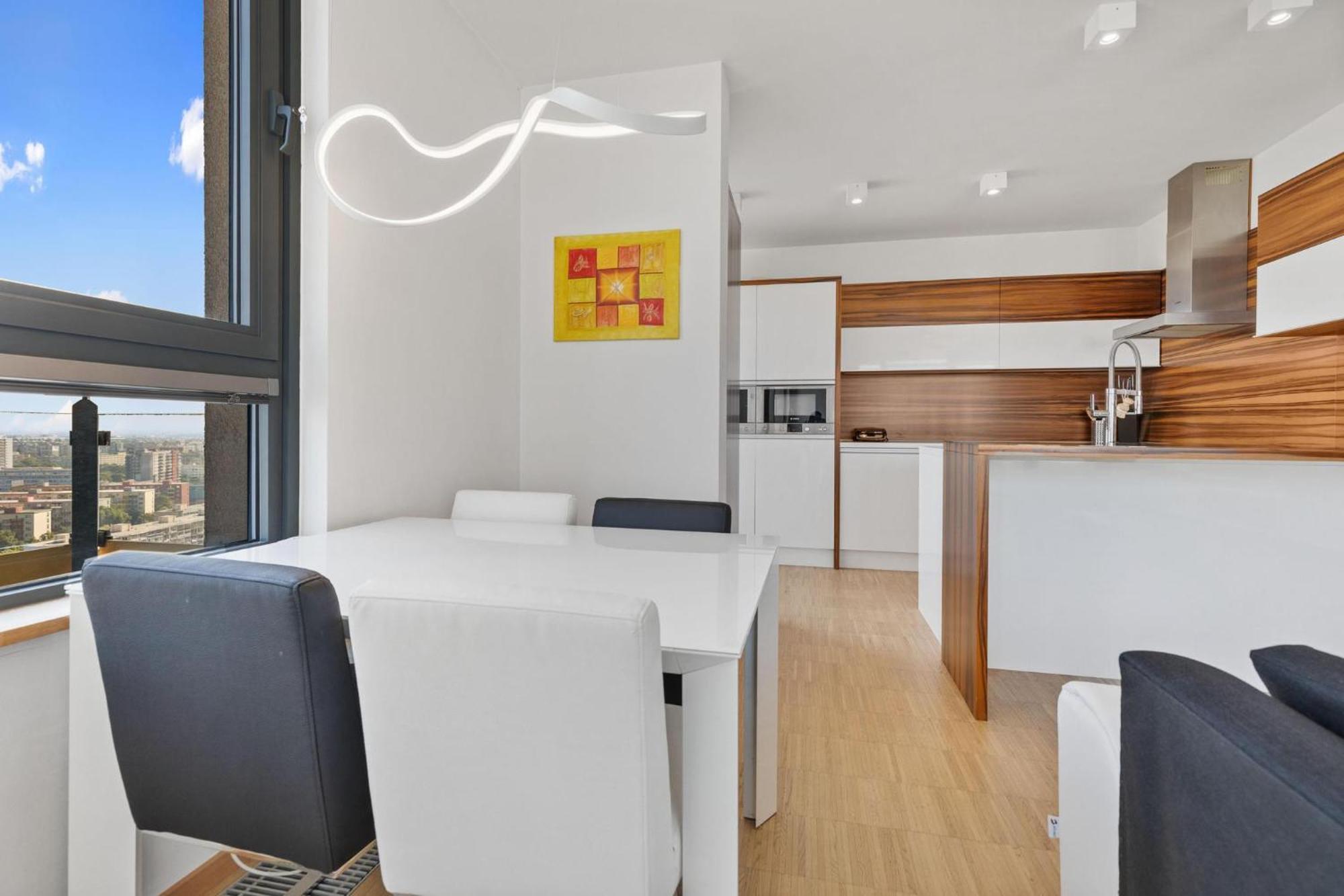 Sky In - With 2 Parking Places Pressburg