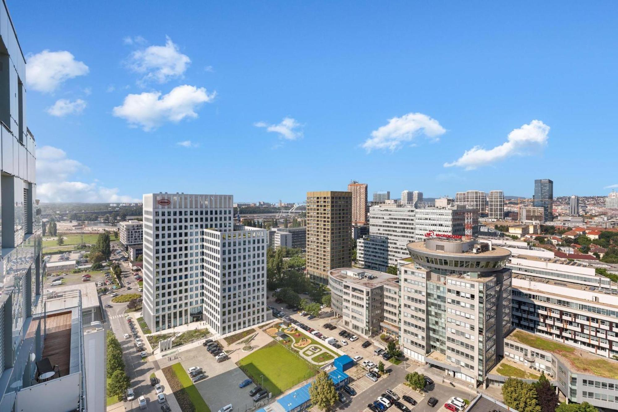 Sky In - With 2 Parking Places Apartment Pressburg